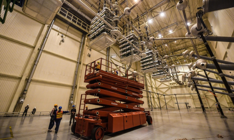 5月8日，工作人員在金華換流站內(nèi)進(jìn)行檢修作業(yè)。（新華社記者 徐昱 攝）