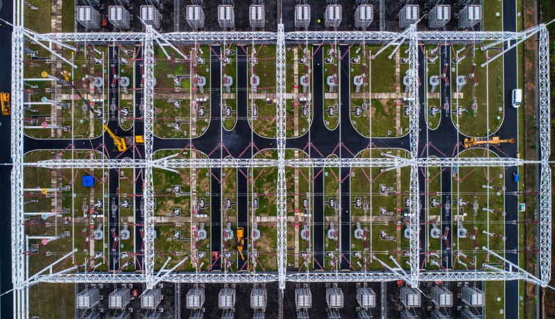 5月8日，工作人員在金華換流站內(nèi)進(jìn)行檢修作業(yè)（無(wú)人機(jī)拍攝）。（新華社記者 徐昱 攝）