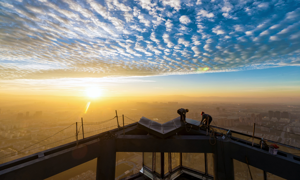 在云貴之巔，昆明最高雙塔從地下18米開(kāi)挖，到地上317米封頂，歷時(shí)近3年昆明萬(wàn)達(dá)雙塔終于破土而出。（作者：鮑禹）