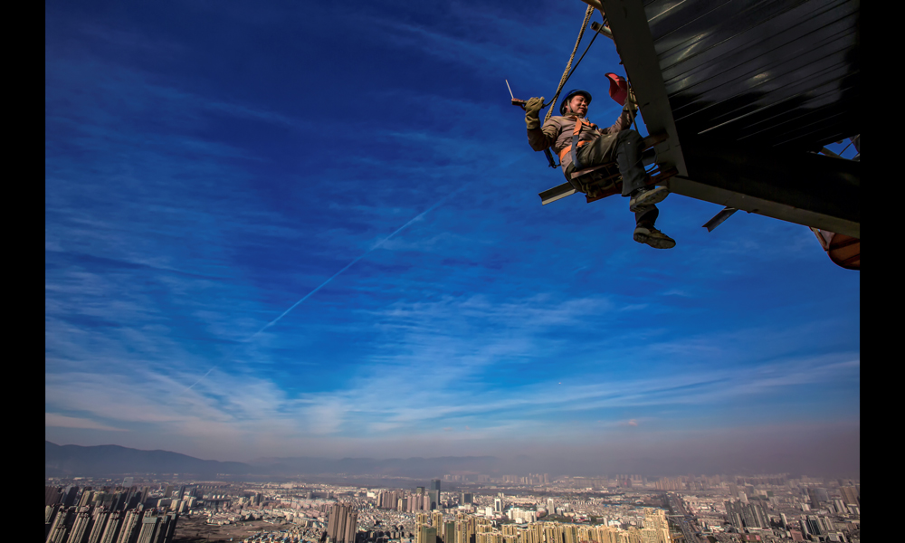 期間有無(wú)數(shù)的工人朋友為這個(gè)城市奉獻(xiàn)著自己青春，努力實(shí)現(xiàn)著他們的夢(mèng)想，他們是新時(shí)代一群有夢(mèng)想的善建者。（作者：鮑禹）