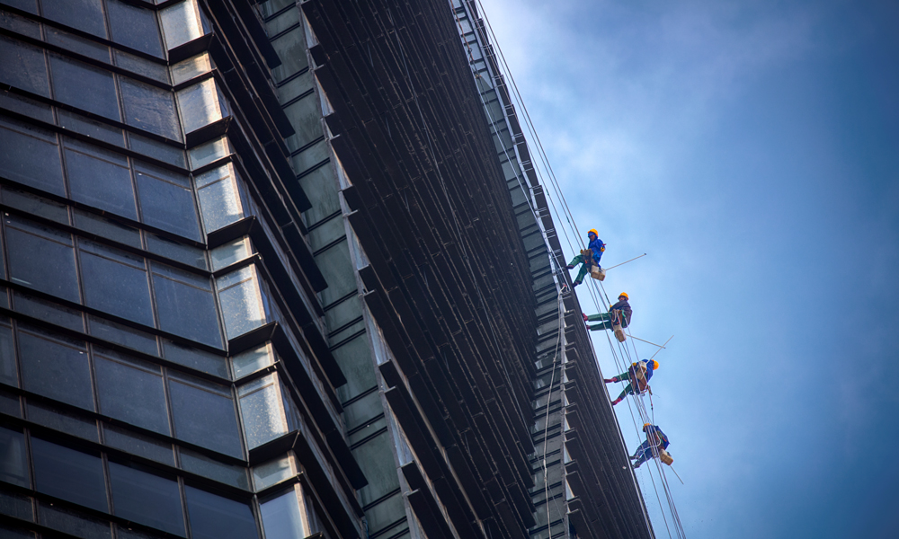 工作人員在昆明萬(wàn)達(dá)雙塔上工作。（作者：鮑禹）