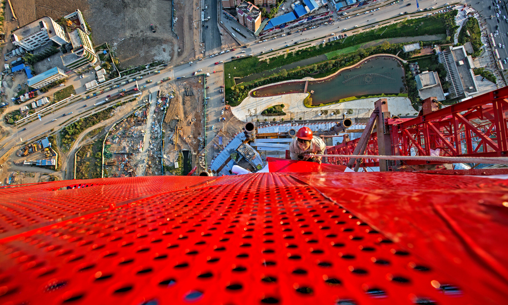 工作人員在昆明萬(wàn)達(dá)雙塔上工作。（作者：鮑禹）