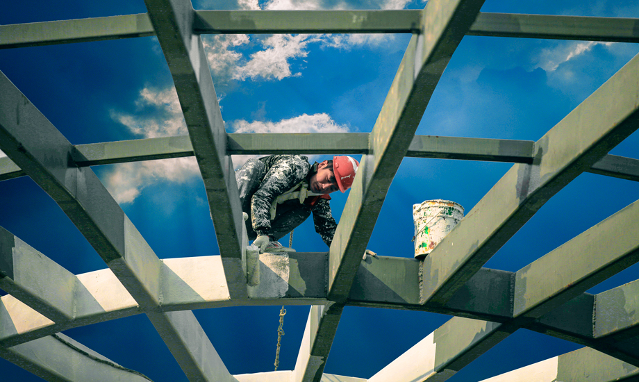 胡旭，一名油漆工，一位美容師。站在高空中，用手中的油刷，給城市裝扮上最美的色彩，是他從事這份工作的最大的自豪。（作者：胡家英）