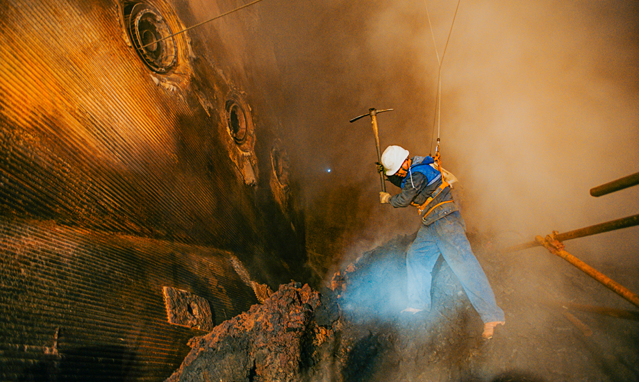 檢修現場的忙碌奮戰（作者：張衛剛）