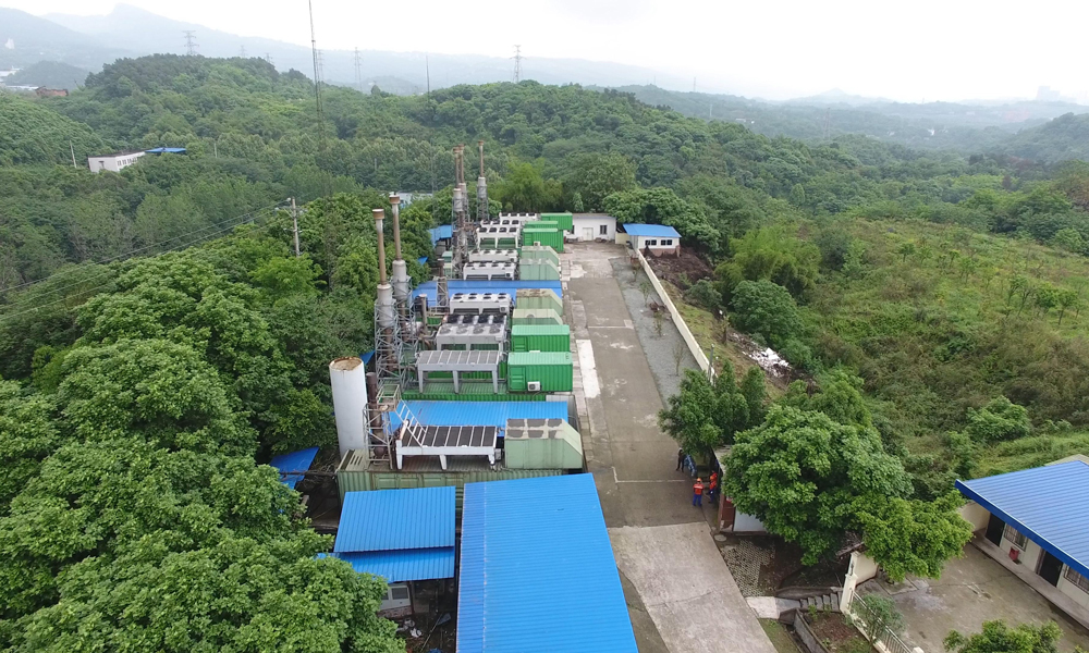 長生橋垃圾填埋場位于南岸區(qū)茶園新區(qū)長生橋鎮(zhèn)，占地約1037畝，主要接受重慶主城區(qū)5個區(qū)的生活垃圾，于2003年7月投入運行，2016年5月關停。高峰期日處理垃圾3000噸，現(xiàn)已填生活垃圾1043萬噸，接近庫容量。隨著重慶主城區(qū)面積的迅速擴大，長生橋垃圾填埋場的環(huán)境污染問題給周邊群眾的生產(chǎn)生活帶來較大影響，對其進行污染控制及治理建設迫在眉睫。圖為沼氣發(fā)電區(qū)。