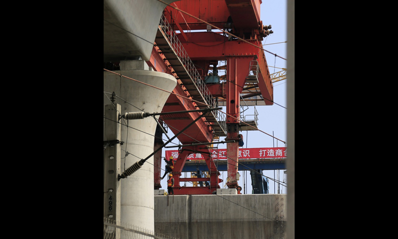 4月26日，商合杭高鐵亳州段的箱梁架設全部完成。至此，亳州段工程轉入大面積軌道板鋪設階段。圖中是在安徽省亳州市，中鐵電氣化局鐵路工程公司施工人員在進行架梁作業。新華社發（倪樹斌 攝）
