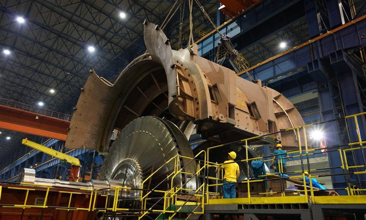 4月10日，在東方電氣集團東方汽輪機有限公司，“華龍一號”首臺常規島汽輪機最后一個低壓模塊成功蓋缸。