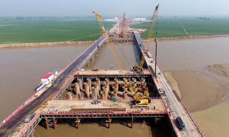 4月17日，施工中的鄭濟高鐵鄭州黃河特大橋（無人機航拍）。（新華社記者 朱祥 攝）