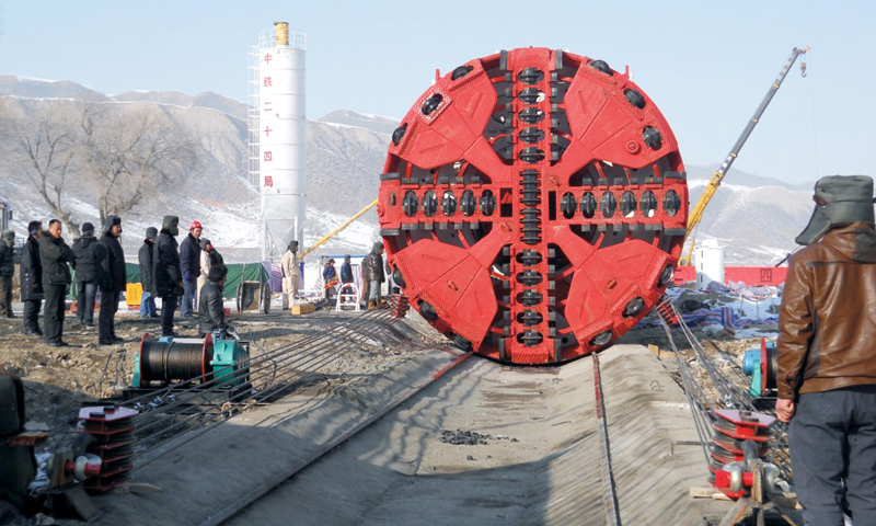 4月12日，中國工程機械工業協會五屆三次會員代表大會暨第十六屆中國工程機械發展高層論壇在柳州順利召開。會上，隆重舉行了國家全斷面掘進機生產企業資質授牌儀式，中國鐵建重工集團成功獲批國家全斷面隧道掘進機生產企業特級資質，首個取得我國全斷面掘進機最高生產資質。圖為中國鐵建重工集團研制中國首臺應用于煤礦副平硐的全斷面隧道掘進機。