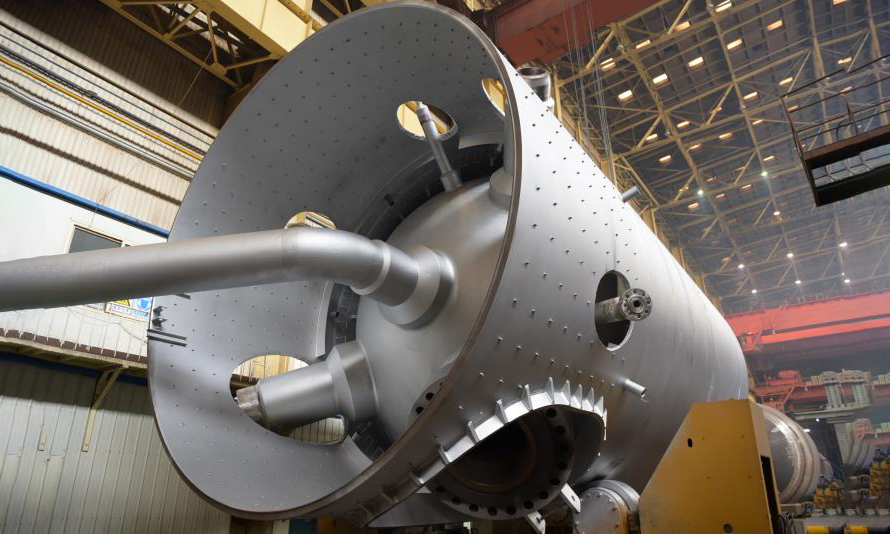 在制造過程中，由于沸騰床反應(yīng)器結(jié)構(gòu)不同于傳統(tǒng)固定床反應(yīng)器，其內(nèi)件安裝工藝復(fù)雜、加工精度高、制造難度極大。圖為世界最大石化技術(shù)裝備---鎮(zhèn)海沸騰床渣油鍛焊加氫反應(yīng)器組焊中。