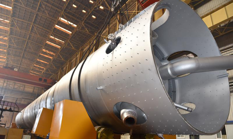 廣大工藝技術(shù)和一線員工嚴(yán)密項(xiàng)目管理、嚴(yán)格工藝規(guī)范、嚴(yán)肅質(zhì)量監(jiān)管，以精湛的制造技術(shù)，扎實(shí)的工作作風(fēng)，先后攻克了反應(yīng)器超長、超重、無法整體熱處理、射線檢測、非向心接管、不銹鋼接管全位置異種鋼焊接等諸多難題，優(yōu)質(zhì)高效地完成了制造任務(wù)。