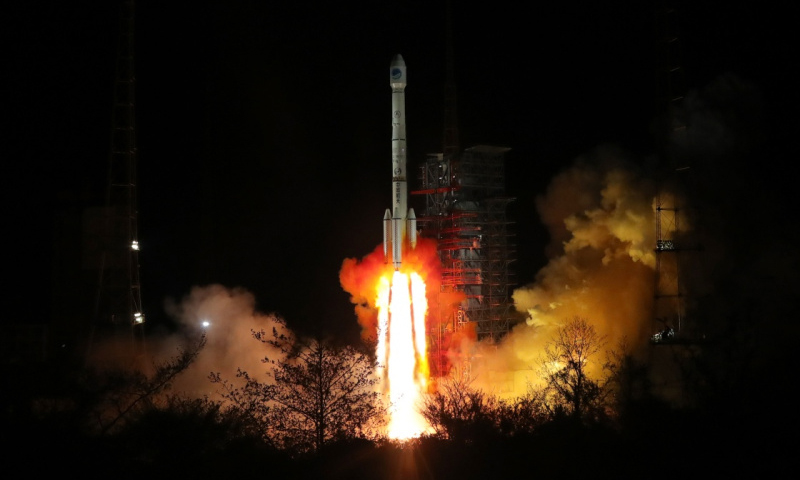3月30日，我國在西昌衛星發射中心用長征三號乙運載火箭（及遠征一號上面級），以“一箭雙星”方式成功發射第三十、三十一顆北斗導航衛星。新華社發（梁珂巖攝）