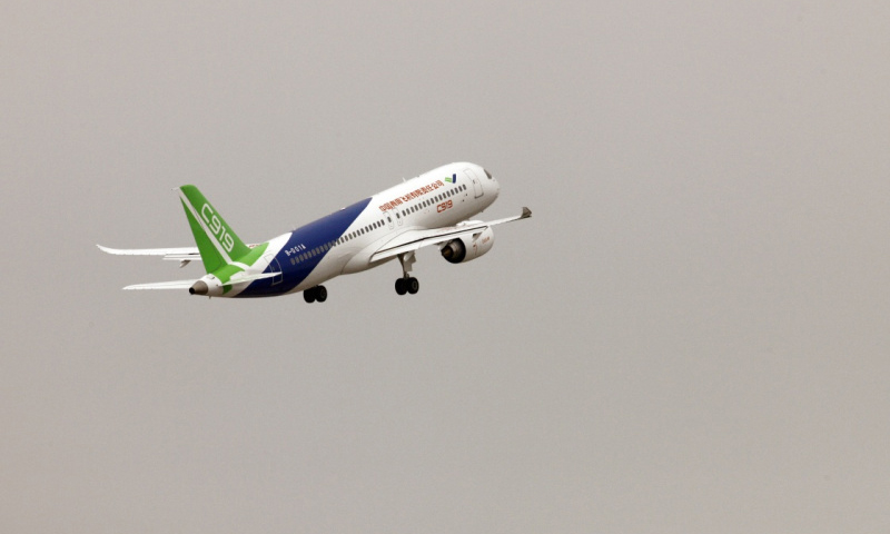 2017年5月5日，中國首款國際主流水準的干線客機C919在上海浦東國際機場首飛。（新華社記者 方喆 攝）