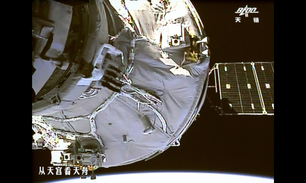 2017年4月22日，北京航天飛行控制中心大廳大屏幕顯示天舟一號與天宮二號自動交會對接畫面。這是天舟一號與天宮二號進行的首次自動交會對接，也是我國自主研制的貨運飛船與空間實驗室的首次交會對接。新華社發(fā)（王泗江 攝）