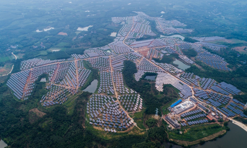 2017年6月27日，位于浙江省長興縣泗安鎮(zhèn)的110千伏浙能長興地面光伏電站正式并網(wǎng)發(fā)電。該光伏電站總裝機容量為79兆瓦，預(yù)計每年發(fā)電量超過7000萬千瓦時（無人機拍攝）。（新華社記者 徐昱 攝）