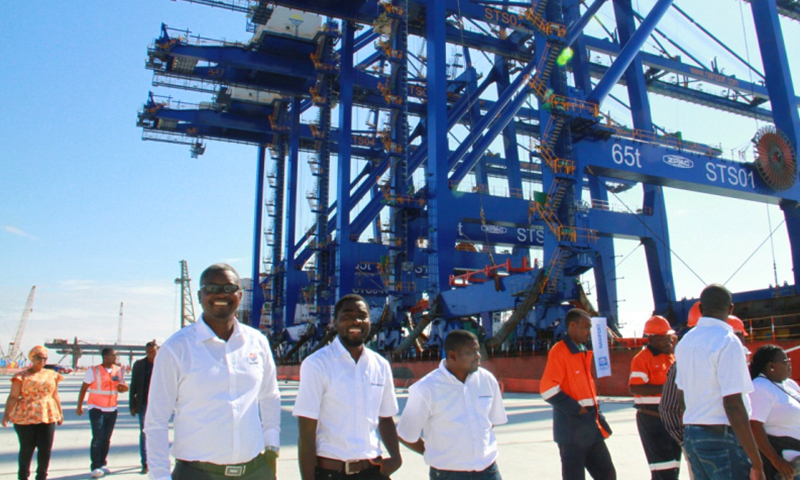 這四臺岸橋由中國上海振華重工（集團）股份有限公司制造，每臺重1290噸，吊車行走平臺長104米，岸橋全高79米，高度相當于26層的高樓。（新華社記者 吳長偉 攝）