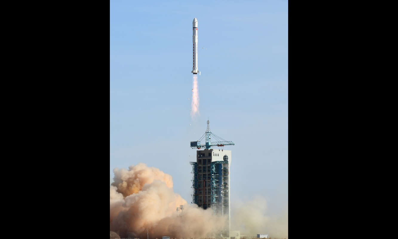 2月2日15時51分，我國在酒泉衛星發射中心用長征二號丁運載火箭成功將電磁監測試驗衛星“張衡一號”發射升空，進入預定軌道。這標志我國成為世界上少數擁有在軌運行高精度地球物理場探測衛星的國家之一。新華社發（汪江波 攝）
