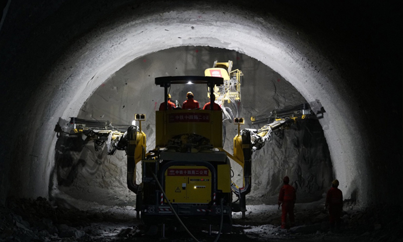 2月4日，中鐵十四局集團(tuán)的建設(shè)者在施工。當(dāng)日，延崇高速公路（北京延慶至河北崇禮）佛峪口隧道工程推進(jìn)超一成。延崇高速是2022年冬奧會(huì)重大交通保障項(xiàng)目，預(yù)計(jì)2019年竣工。（新華社記者 邢廣利 攝）