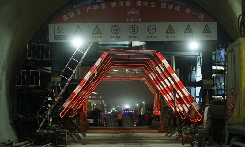 2月4日，中鐵十四局集團(tuán)的建設(shè)者在施工。當(dāng)日，延崇高速公路（北京延慶至河北崇禮）佛峪口隧道工程推進(jìn)超一成。延崇高速是2022年冬奧會(huì)重大交通保障項(xiàng)目，預(yù)計(jì)2019年竣工。（新華社記者 邢廣利 攝）