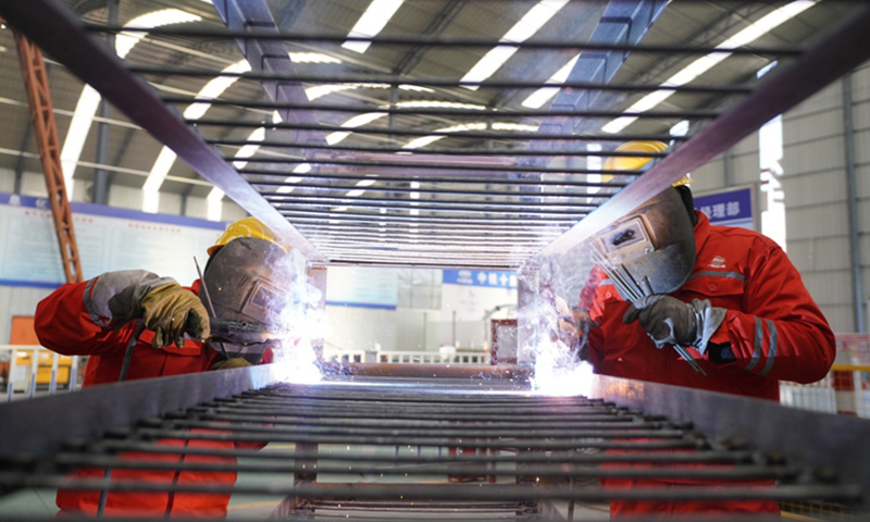 2月4日，中鐵十四局集團(tuán)的建設(shè)者在焊制鋼結(jié)構(gòu)件。當(dāng)日，延崇高速公路（北京延慶至河北崇禮）佛峪口隧道工程推進(jìn)超一成。延崇高速是2022年冬奧會(huì)重大交通保障項(xiàng)目，預(yù)計(jì)2019年竣工。（新華社記者 邢廣利 攝）