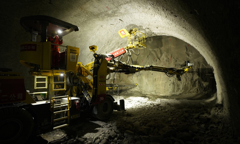 2月4日，中鐵十四局集團(tuán)的建設(shè)者在施工。當(dāng)日，延崇高速公路（北京延慶至河北崇禮）佛峪口隧道工程推進(jìn)超一成。延崇高速是2022年冬奧會(huì)重大交通保障項(xiàng)目，預(yù)計(jì)2019年竣工。（新華社記者 邢廣利 攝）