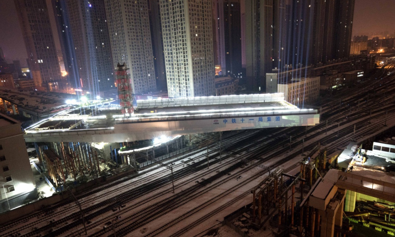 該轉體橋為武漢市常青路高架橋的重要部分，為鋼箱梁結構，轉體段全長135.2米，橋面總寬51米，跨越漢口火車站西咽喉岔區9股火車股道，且轉體的長臂端長91.4米，短臂端長43.8米，兩端橋長相差兩倍多，兩臂重量相差3600噸，具有極不對稱、極不平衡的特點。（新華社記者 杜華舉 攝）