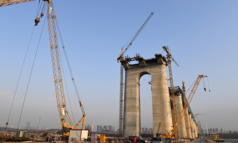 該橋全長5663.754米，位于山西省運城市平陸縣與河南省三門峽市之間，連接黃河南北兩岸，是蒙華鐵路煤運通道、山西運城至河南三門峽鐵路及山西省、河南省規(guī)劃的運三高速公路跨越黃河的共用橋梁，計劃2018年年底建成。（新華社記者 朱祥 攝）