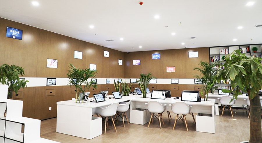 建設(shè)過(guò)程中還創(chuàng)新采用了3D打印機(jī)將虛擬數(shù)字化三維模型轉(zhuǎn)化為實(shí)體模型，實(shí)現(xiàn)了工程主體、節(jié)點(diǎn)構(gòu)件的可視化，為企業(yè)運(yùn)用大數(shù)據(jù)、3D打印技術(shù)，高效安全建設(shè)超大型城市文化綜合體積累了寶貴經(jīng)驗(yàn)。圖為智能閱讀區(qū)。