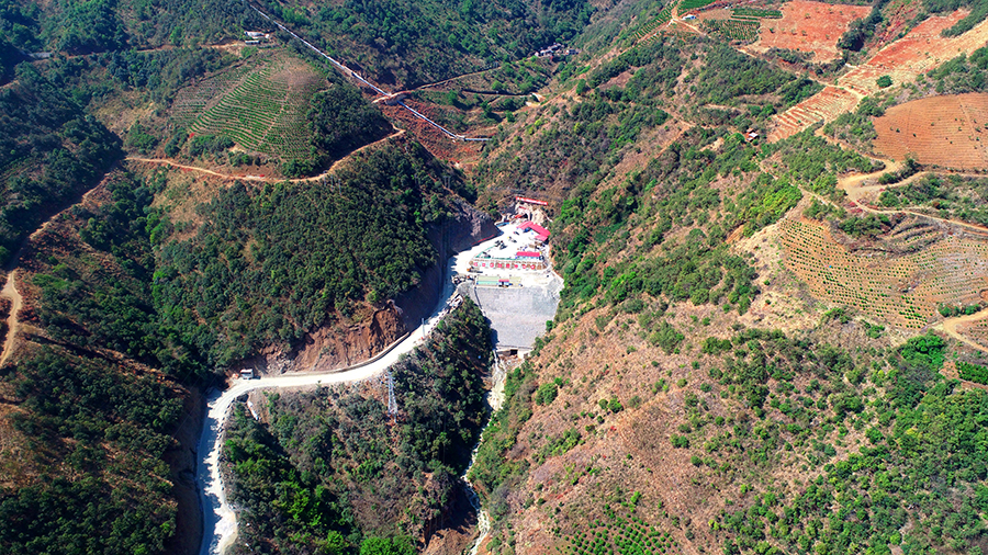 日前，投資超過780億元的云南最大規(guī)模引水工程滇中引水項目建設(shè)取得重大突破——獅子山隧洞安全掘進突破10公里，為整個工程提前一年建成通水創(chuàng)造了有利條件。圖為大山深處的獅子山隧洞2#洞。