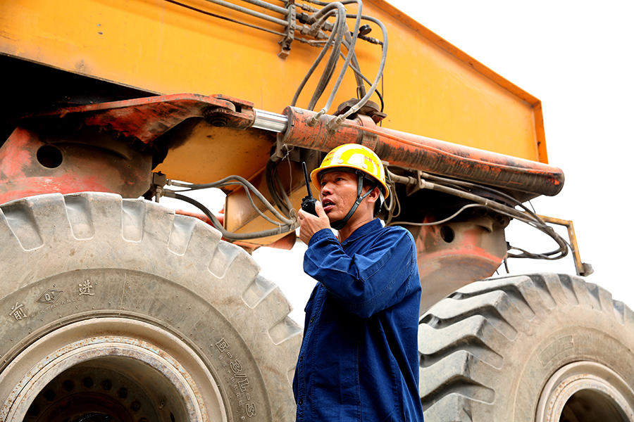 “高鐵運行速度很快，對施工精度要求很高，我們在架梁施工中要保證相鄰橋面高差、支座與墩臺錯動量都控制在10毫米以內(nèi)，支座四角高差控制在2毫米以內(nèi)，說這是‘繡花’功夫一點都不為過。”現(xiàn)場負責人何波良說道。圖為作業(yè)人員指揮900噸架橋機行走。（黃詩偉 攝）