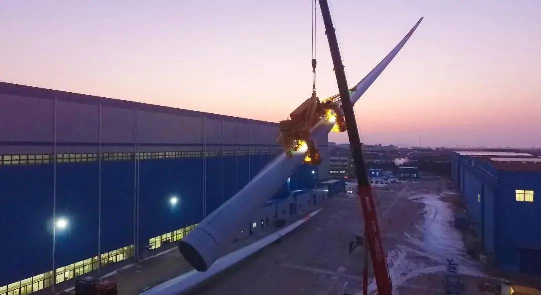 日前，東方電氣10MW海上風機多功能吊具在山東蓬萊測試成功，這是目前國內大兆瓦海上風電機組葉片吊裝的優異解決方案，創新性地解決了非平衡狀態下超大扭矩的風輪盤車給單葉片吊裝技術應用帶來的行業難題，打破了盤車裝置的國際壟斷，讓海上風機單葉片吊裝更加便捷高效。圖為測試現場。