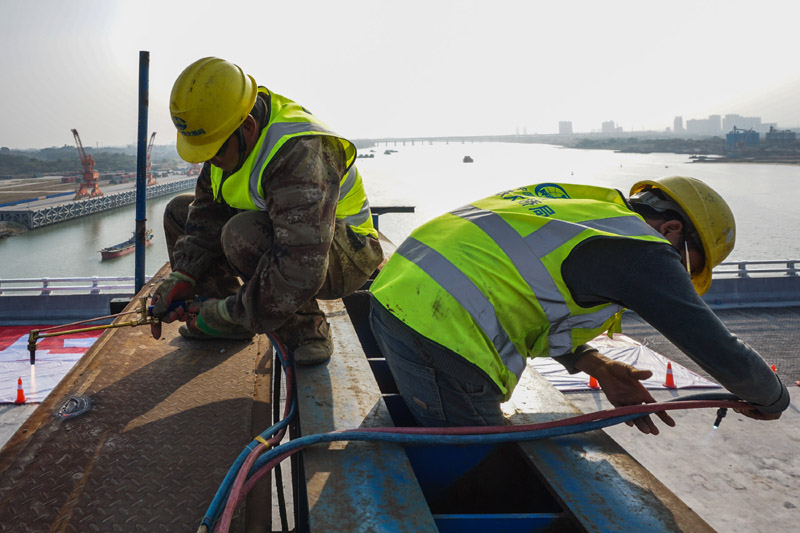 圖為1月26日，中鐵大橋局施工人員在北江特大橋進行合龍作業。（新華社記者 劉大偉 攝）