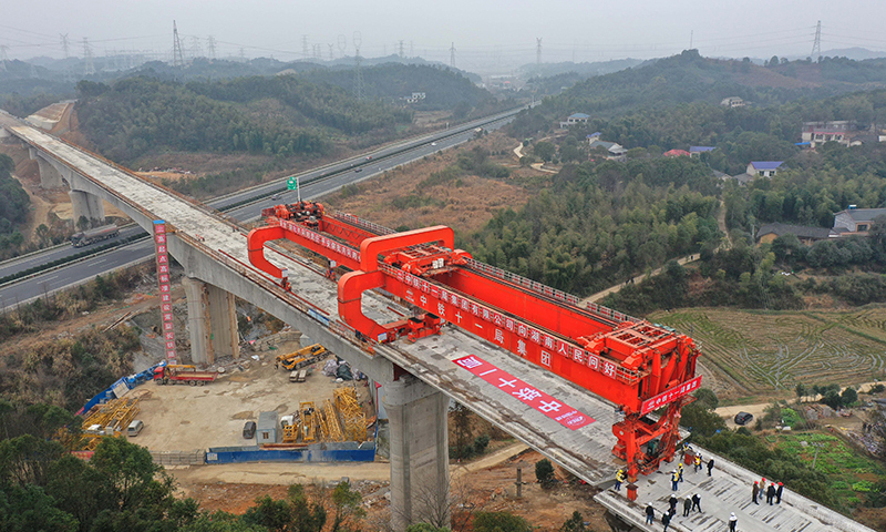 1月31日，由中鐵十一局承建的常（德）益（陽）長（沙）高鐵岳臨高速特大橋順利完成箱梁架設(shè)，至此，中鐵十一局常益長高鐵項目圓滿完成標(biāo)段內(nèi)全部箱梁架設(shè)任務(wù)，全面轉(zhuǎn)入線上施工。圖為常益長高鐵六標(biāo)箱梁架設(shè)現(xiàn)場。（新華社記者 趙眾志 攝）