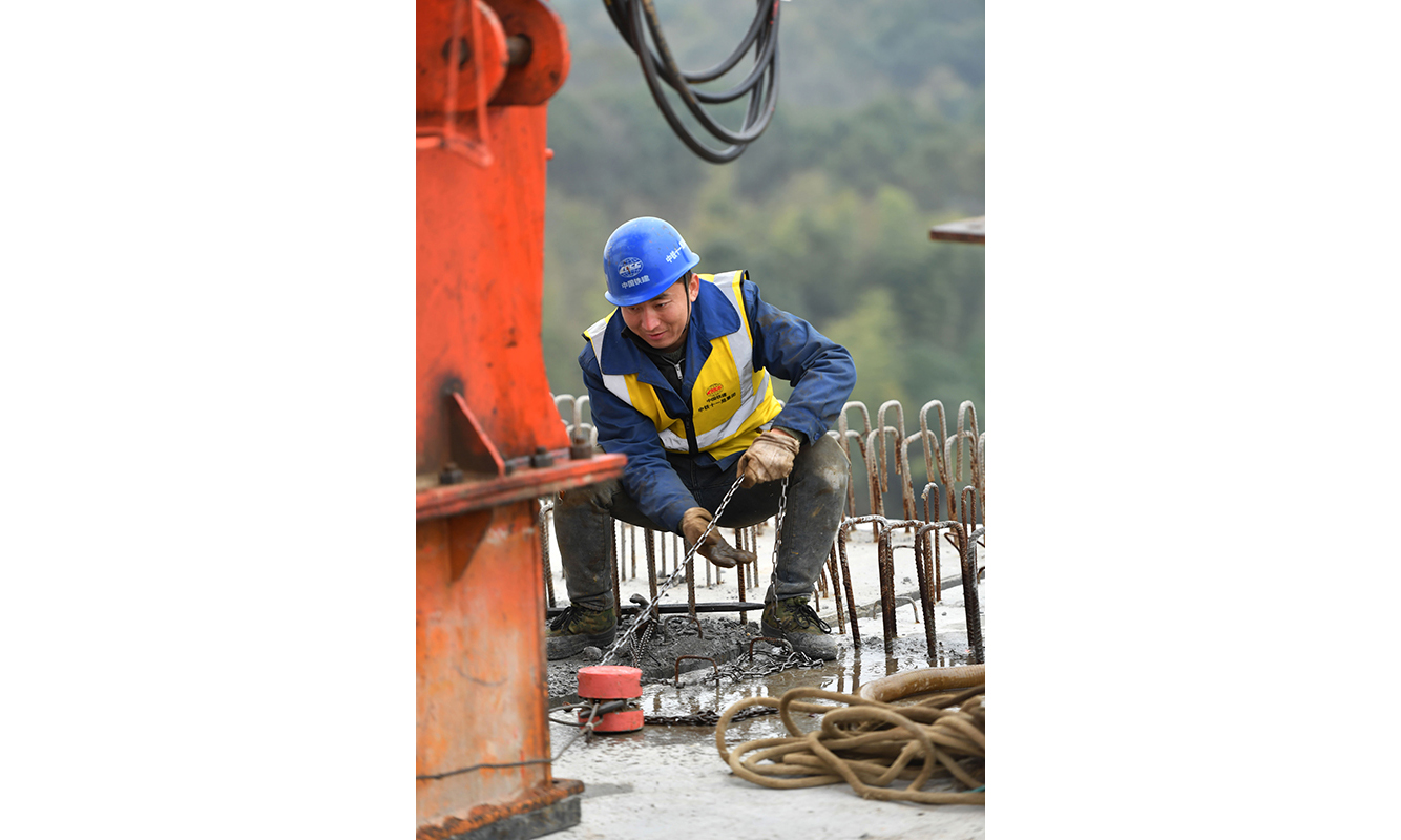 圖為1月31日，常益長高鐵六標(biāo)箱梁架設(shè)現(xiàn)場，一名工程人員在進行架橋機前端固定。（新華社記者 趙眾志 攝）