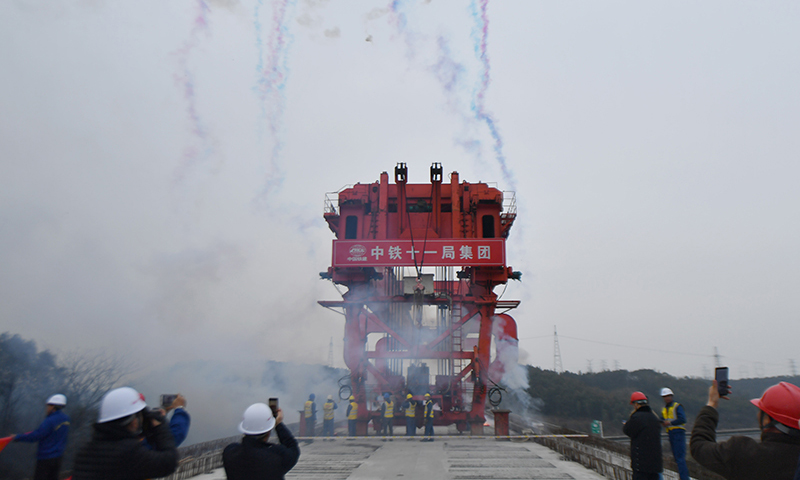 圖為1月31日，常益長高鐵六標(biāo)箱梁架設(shè)順利完成。（新華社記者 趙眾志 攝）