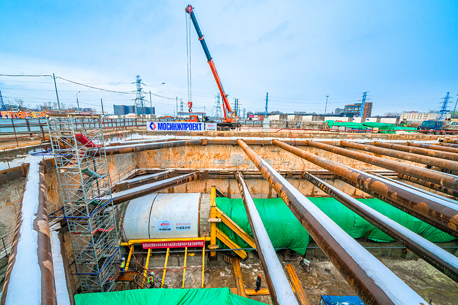 該盾構(gòu)機(jī)是為適應(yīng)俄羅斯嚴(yán)寒氣候而專門研發(fā)的，可在莫斯科近零下30攝氏度的極端天氣中順利完成掘進(jìn)任務(wù)。圖為盾構(gòu)機(jī)始發(fā)現(xiàn)場(chǎng)。