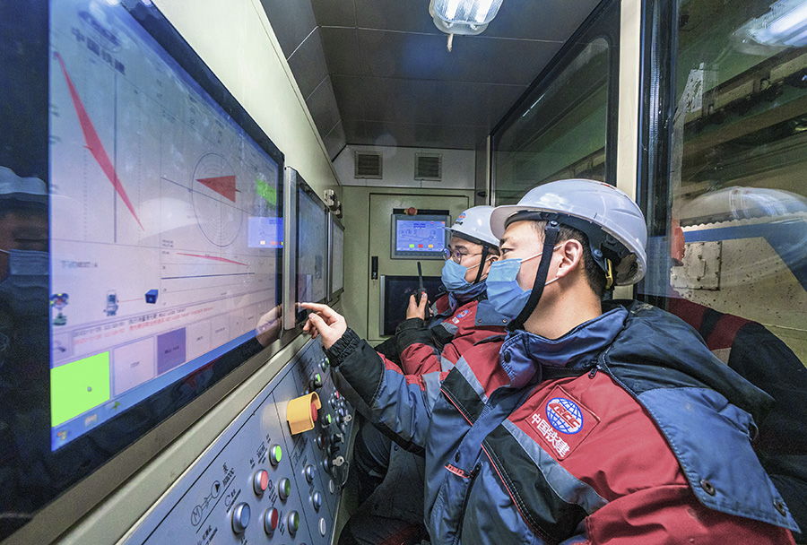 圖為盾構(gòu)機(jī)司機(jī)操作葉甫蓋妮婭號(hào)掘進(jìn)。