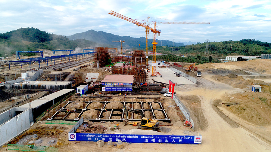 施工過程中，項(xiàng)目部緊緊圍繞“精品工程”建設(shè)目標(biāo)，不斷優(yōu)化施工方案和資源配置，克服工期緊、任務(wù)重、新冠肺炎疫情影響大、天氣炎熱等諸多困難，搶抓旱季施工大干有利時(shí)機(jī)，有力保障了萬象至萬榮段通信干線光纜敷設(shè)施工的順利完成，確保中老鐵路年底高質(zhì)量開通目標(biāo)順利實(shí)現(xiàn)。圖為中老鐵路瑯勃拉邦信號(hào)樓施工現(xiàn)場。