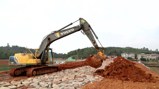 圖為2月18日，在犬木塘水庫項目工地現場，施工人員操作挖掘機緊張作業。據了解，湖南省交通水利建設集團平益項目、衡永項目、犬木塘水庫項目及無錫跨京杭運河菱湖大道項目已相繼開工，工地推土機、平地機耕耘有序，鉆機轟隆作響，一派爭春景象。
