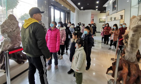 今年寒假以來，省工美館為長沙市中小學生以及就地過年的外來務工人員子女精心策劃了系列非遺傳習活動。通過別開生面、寓教于樂的手工藝體驗課程，讓孩子們既體會了工藝美術之美，又感受了傳統年俗文化，在疫情防控常態化背景下度過了一個極具文化內涵的春節假期。