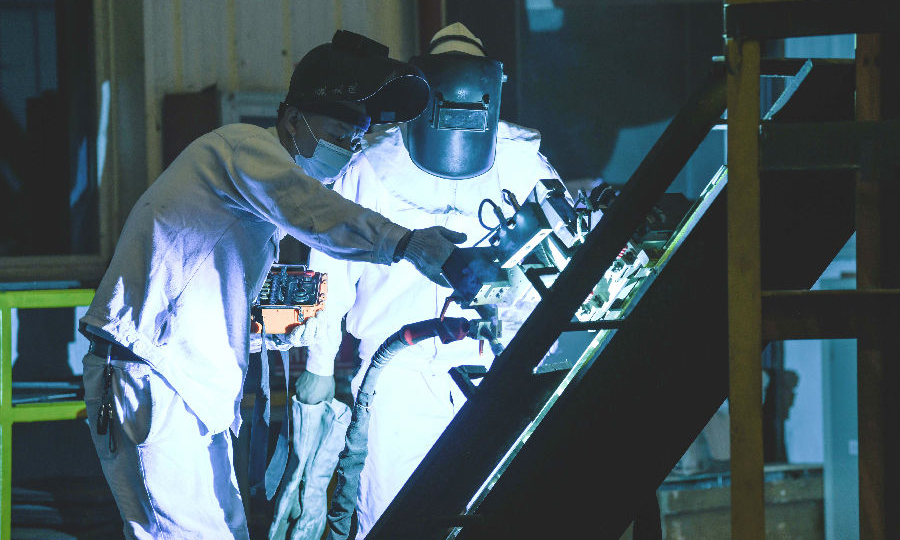 近日，中核華興一線焊工張文風和邱天正在進行MAG自動焊工藝試驗，通過激光智能跟蹤+高效焊接工藝的結合應用實現了智能、高效焊接施工，大大節約人工成本。目前，基于激光智能跟蹤技術的核工程高效MAG自動焊技術已經在多個核電現場進行了應用，焊接效率比普通半自動焊提高了2-3倍，焊接成形美觀、無損檢測100%合格。（馬橋石 攝）