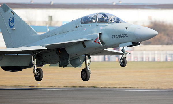 2月22日，航空工業(yè)貴飛從飛機零件加工到各型飛機產(chǎn)品部裝、總裝生產(chǎn)線，從生產(chǎn)組織管理到飛機試驗試飛現(xiàn)場全面開工。當日上午，貴飛機場停機坪上，數(shù)架飛機發(fā)動機陣陣轟鳴，戰(zhàn)機一次次升空，又一次次平穩(wěn)降落，順利實現(xiàn)了春節(jié)后的第一飛。 （張圣華 鄭航 攝）