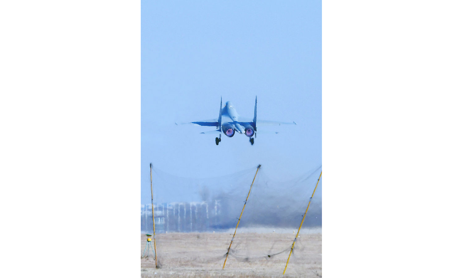 2月25日，航空工業(yè)沈飛迎來了牛年首個飛行日，發(fā)動機陣陣的轟鳴聲在試飛站跑道上空響起，戰(zhàn)機一飛沖天，順利實現(xiàn)既定科目的試飛生產(chǎn)任務，標志著沈飛圓滿完成“新春第一飛”。年初開始，該公司全體干部員工全力加速推進型號研制生產(chǎn)進程，奮力投身年度科研生產(chǎn)經(jīng)營任務中去，完成了多項緊急任務和重點項目，確保該試飛任務按節(jié)點目標順利實現(xiàn)，為一季度科研生產(chǎn)任務目標完成奠定了堅實基礎。（閆琳 陳陽 攝）