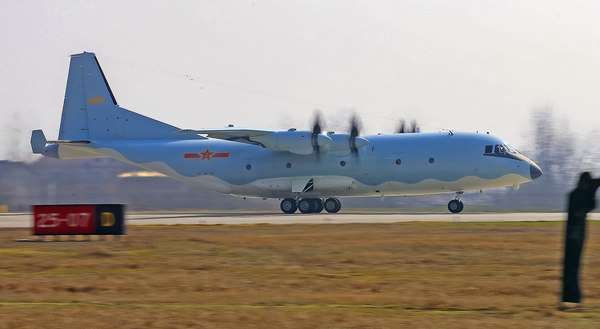 2月23日，航空工業(yè)陜飛試飛廠現(xiàn)場一片繁忙，機務人員一大早就將當天開飛的某型機牽引至機場。上午9時，該機迎著春天的朝陽騰空而起，拉開了陜飛牛年科研生產(chǎn)的序幕。（劉勝 攝）