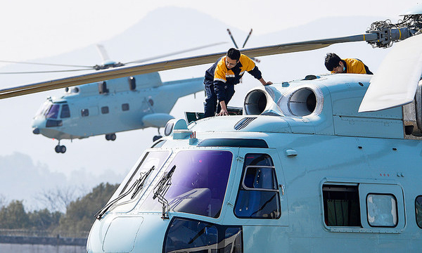 2月23日，景德鎮(zhèn)呂蒙機場陽光明媚，直升機發(fā)動機的轟鳴打破了連日來的寧靜，多架直升機依次騰空而起，航空工業(yè)昌飛迎來了牛年新春后的第一飛。新的開始，新的希望，昌飛工作人員用奮斗開局，以全新的姿態(tài)夯基、蓄能，迎接更大的挑戰(zhàn)。（湯向偉 攝）