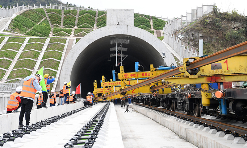 圖為3月17日，BLCP500型本鄰兩線長軌鋪設機組進行機械化跨線鋪軌作業。（新華社記者 唐奕 攝）