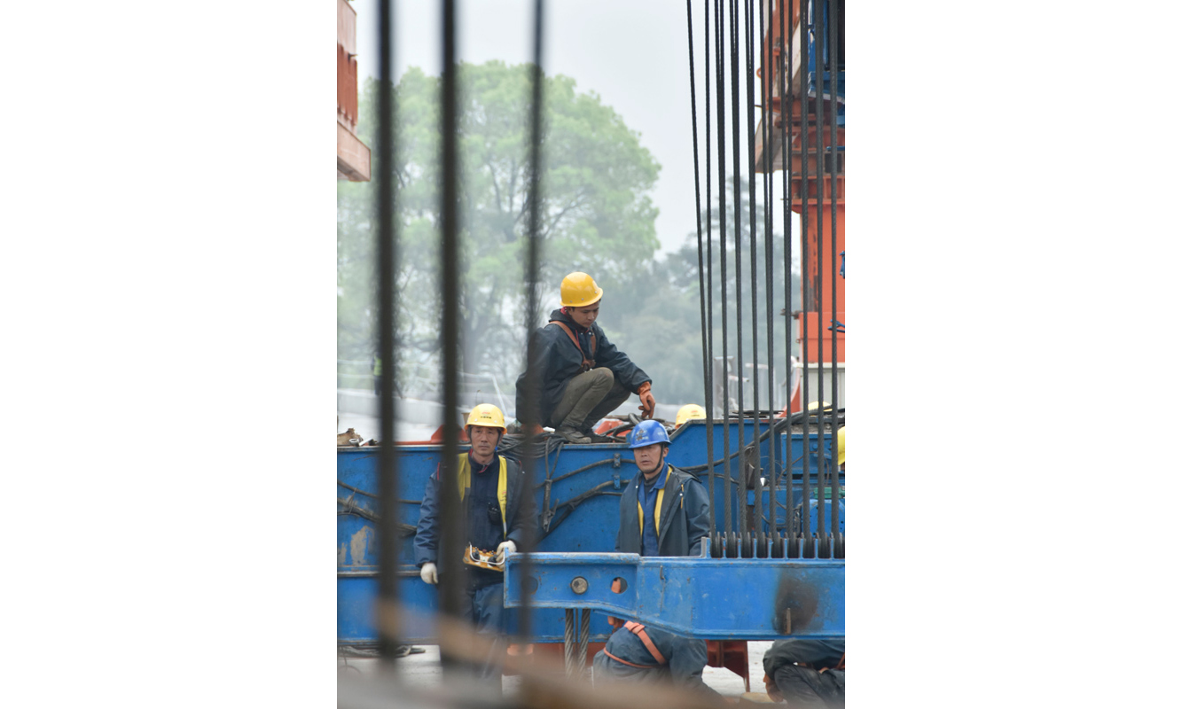 圖為4月5日，工人在常益長鐵路6標動走左線特大橋T梁架設現場施工。（新華社記者 趙眾志 攝）