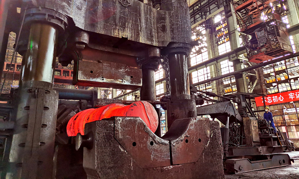 工作人員堅守崗位，實現了奪高產、保質量、上水平的階段目標。圖為火電國產化攻關類鍛件FB2轉子在二重裝備1.2萬噸水壓機上進行鍛制生產。