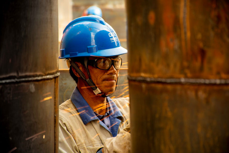 近日，在山西忻州安徽電建一公司承建的華潤(rùn)寧武電廠項(xiàng)目，工作人員正在對(duì)管道焊縫進(jìn)行精細(xì)打磨。