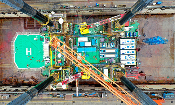 5月25日凌晨， 中國海油所屬“渤海7號”鉆井平臺緩緩駛出船塢靠泊碼頭。夏至未至，吊機輪轉聲、車輪碾壓聲、人潮呼喊聲交織在一起，讓山東威海船廠的熱度遠超盛夏——由一艘服役了近40年的鉆井平臺改造升級而來的EPS“海上工廠”，正在這里緊張地建造。圖為拆除完鉆臺、井架后的“渤海7號”甲板上整整齊齊地擺放著EPS設備。